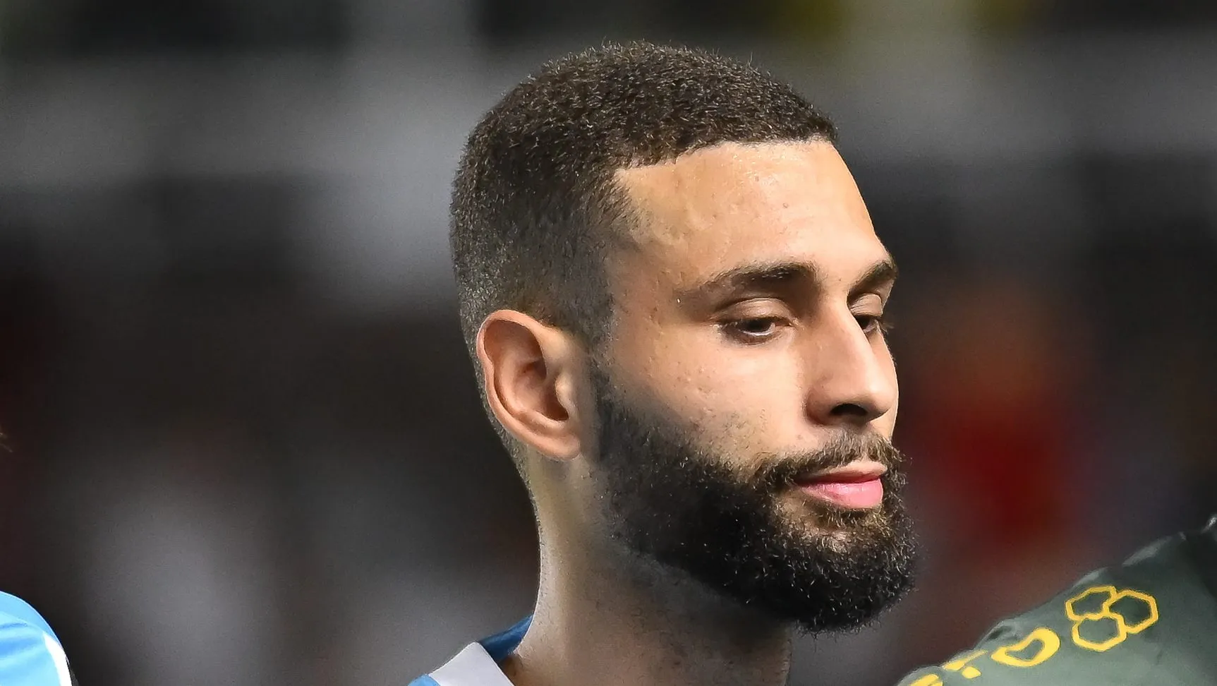 Wagner Leonardo olhando para baixo em jogo do Grêmio