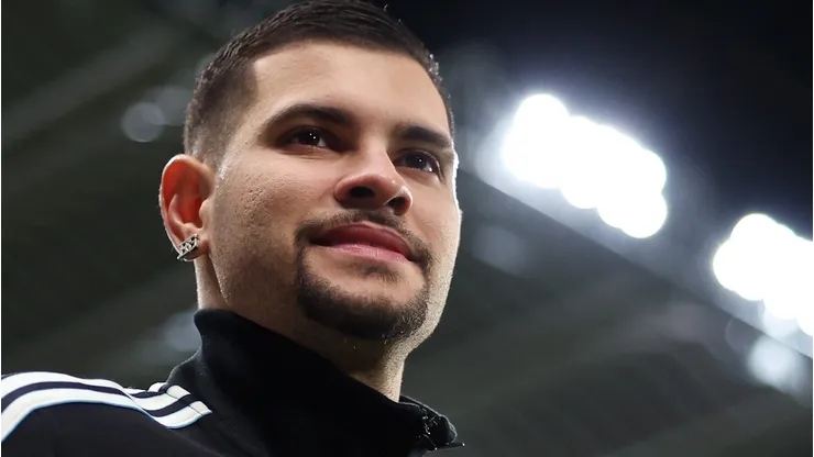 Newcastle tem acordo para vender Bruno Guimarães em caso de proposta de R$ 567 milhões. (Foto: George Wood/Getty Images)