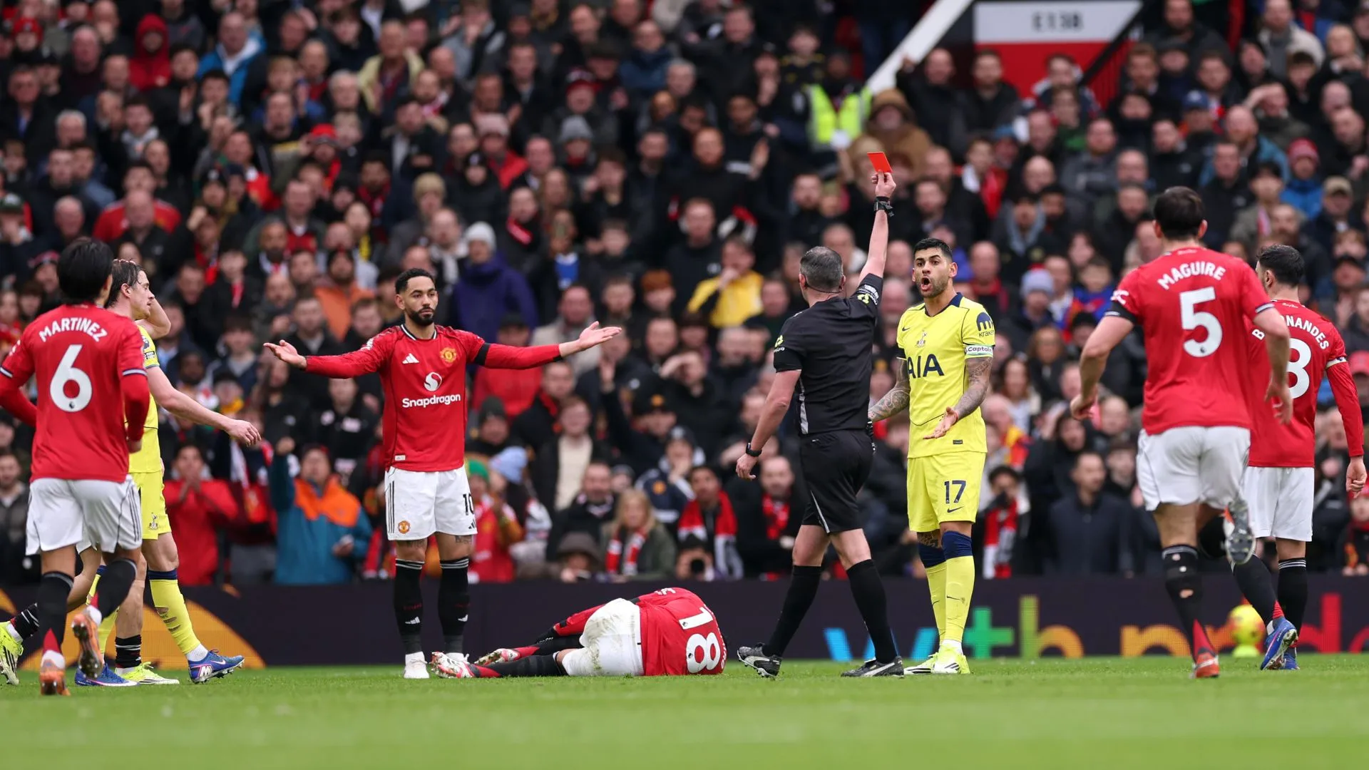 Tottenham ficou com um jogador a menos após a expulsão de Romero (foto: Carl Recine/Getty Images)