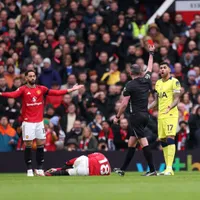 Casemiro sofre falta ríspida em Manchester United x Tottenham