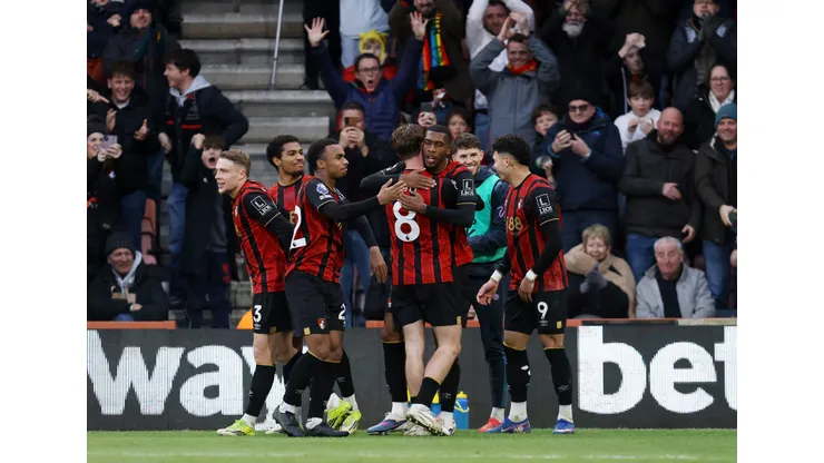Rayan, do AFC Bournemouth, comemora o primeiro gol de sua equipe com seus companheiros durante a partida da Premier League entre Bournemouth e Aston Villa, no Vitality Stadium, em 07 de fevereiro de 2026, em Bournemouth, Inglaterra. (Foto de Charlie Crowhurst/Getty Images)