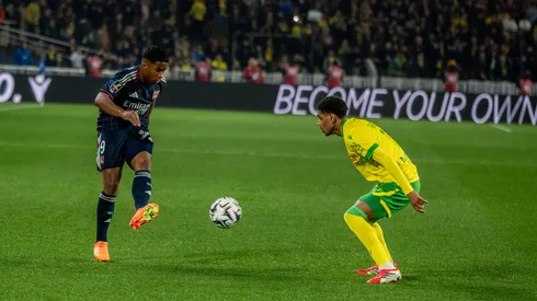 Lyon vence fora de casa, mas perde Endrick por expulsão após interferência do VAR. Foto: IMAGO / PsnewZ
