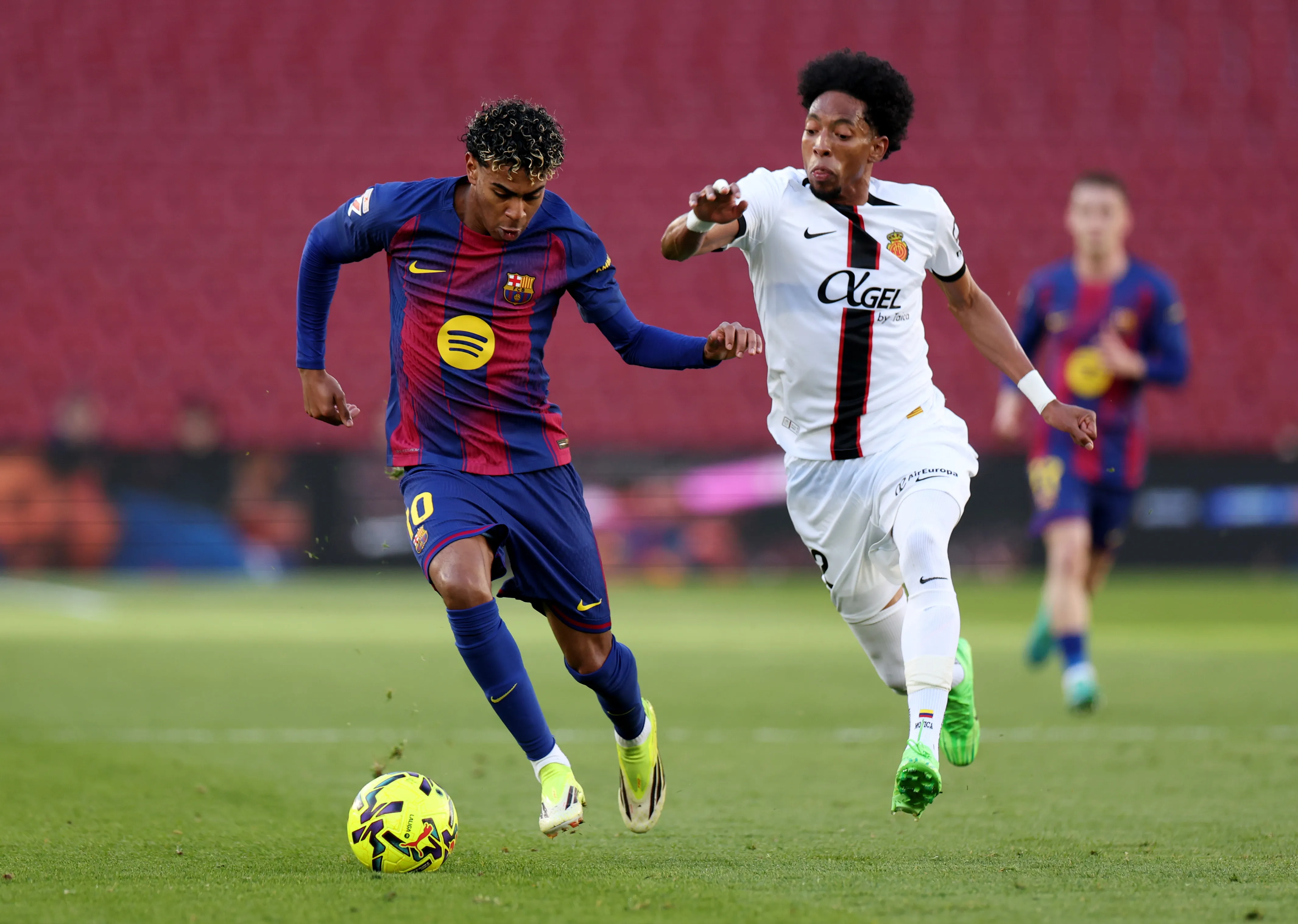 Lamine Yamal em ação contra Mojica. (Foto: Judit Cartiel/Getty Images)