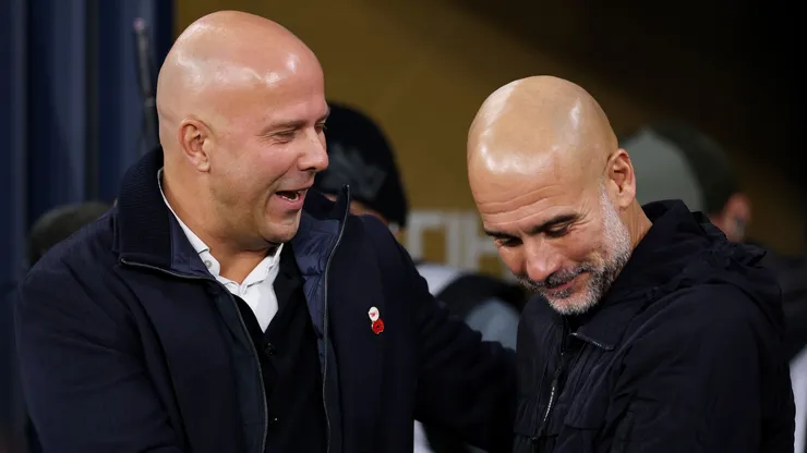 Pep Guardiola e Arne Slot em jogo. (Foto: Michael Regan/Getty Images)