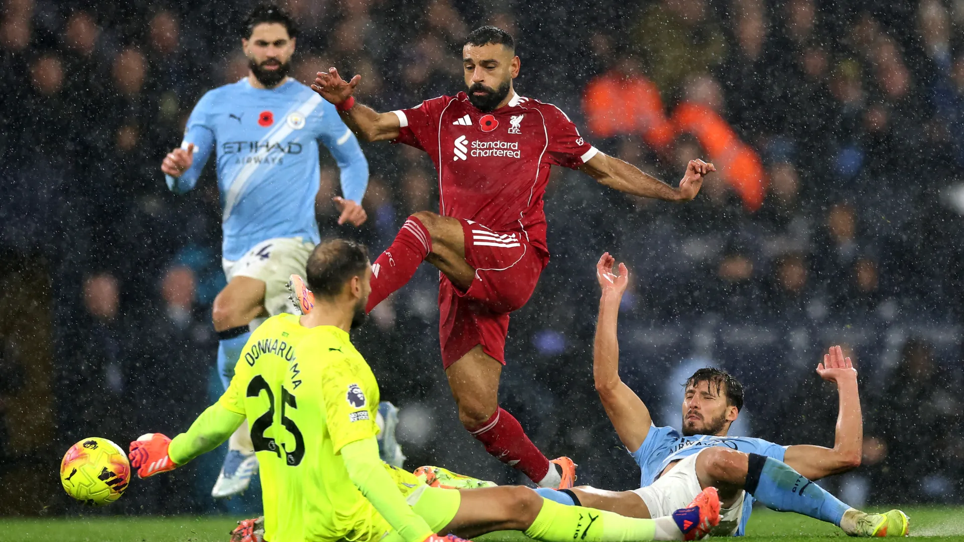 Salah finaliza durante partida contra o Manchester City