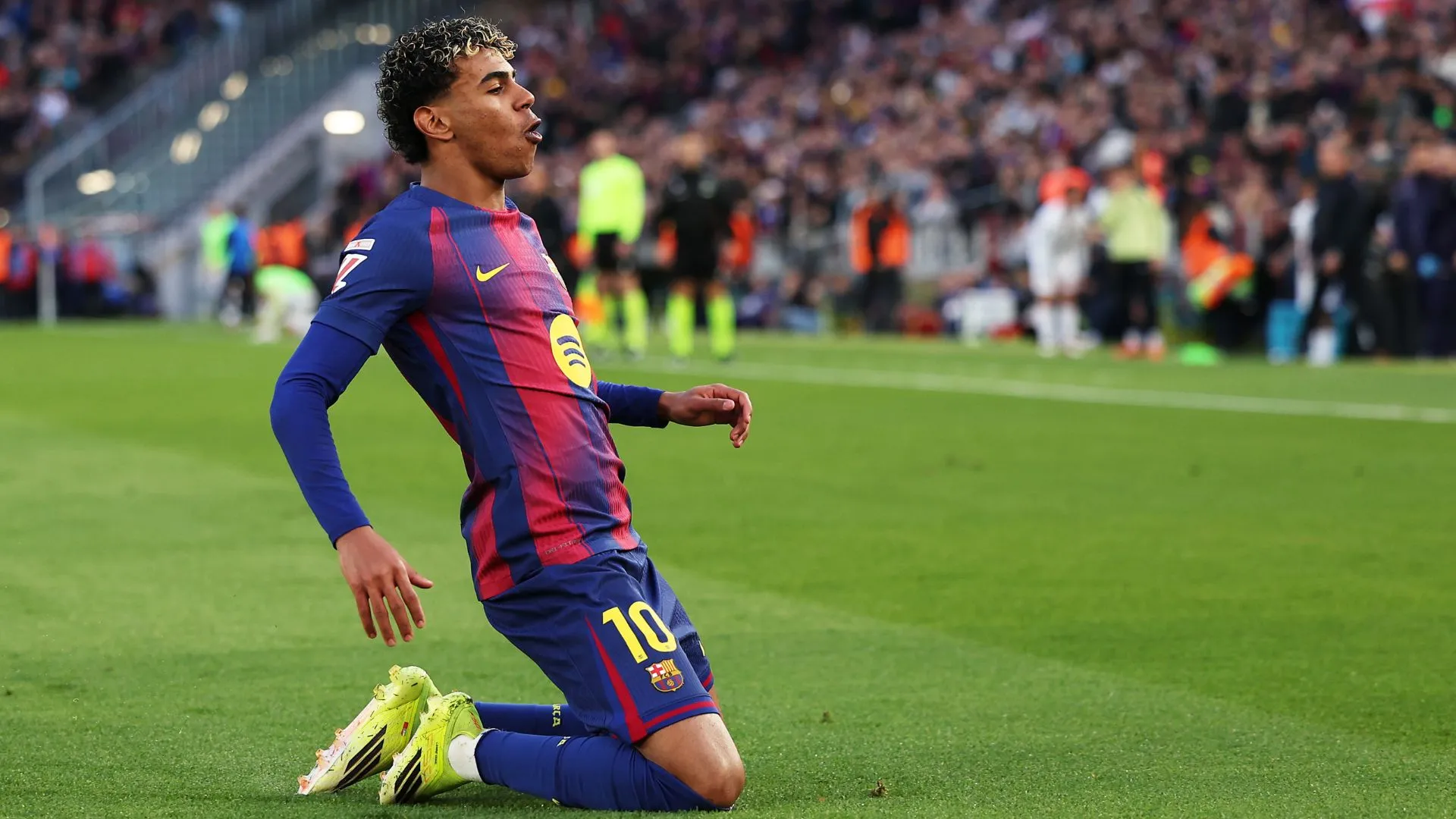 Lamine Yamal comemorando gol (foto: Judit Cartiel/Getty Images)