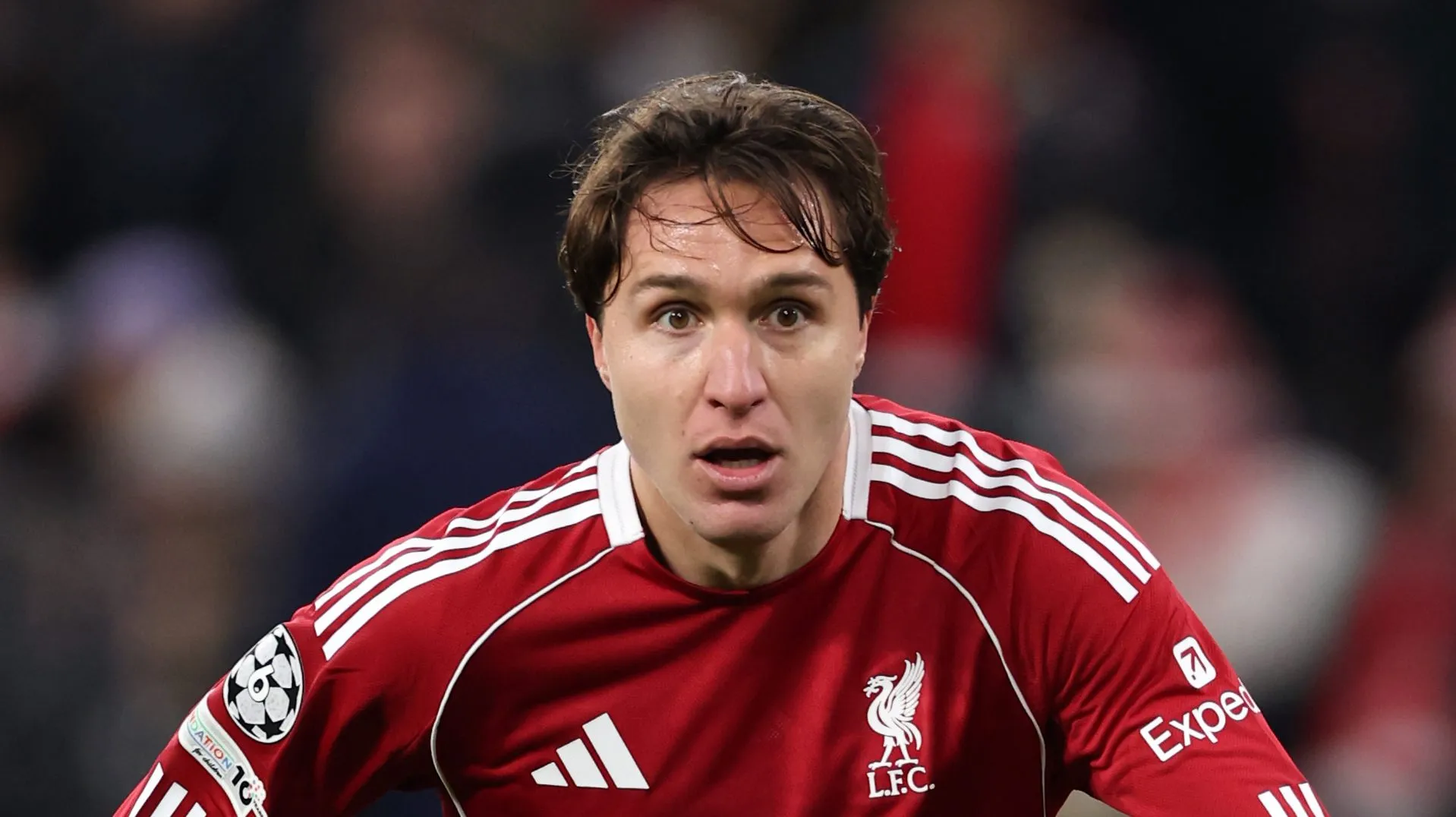 Chiesa correndo em campo pelo Liverpool