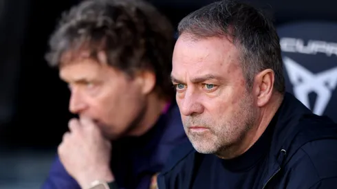 Elenco do Barcelona se une por Hansi Flick e pede renovação de contrato à diretoria. (Foto de Judit Cartiel/Getty Images)
