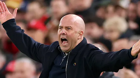 Arne Slot critica expulsão de Szoboszlai em derrota do Liverpool para o City. (Photo by Michael Regan/Getty Images)
