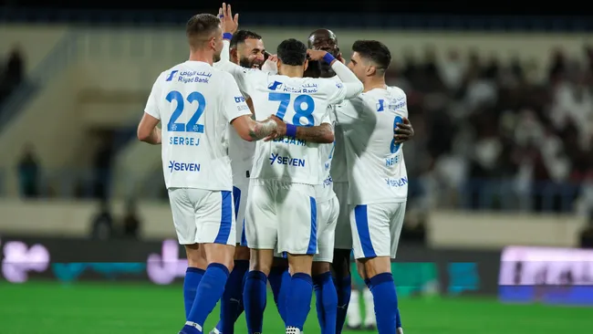Jogadores do Al Hilal, comemoram gol durante partida da liga saudita. Foto: Yasser Bakhsh/Getty Images
