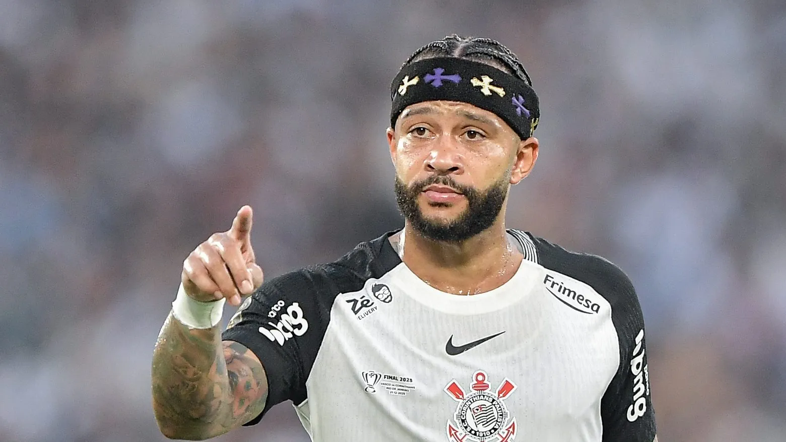 Depay em ação com as cores do Timão.