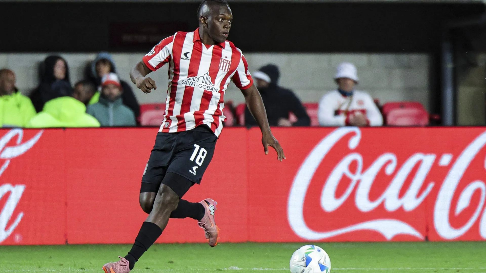 Cetré durante partida da Copa Libertadores 2025. Foto: Marco Buenavista Sports Press Photo/IMAGO