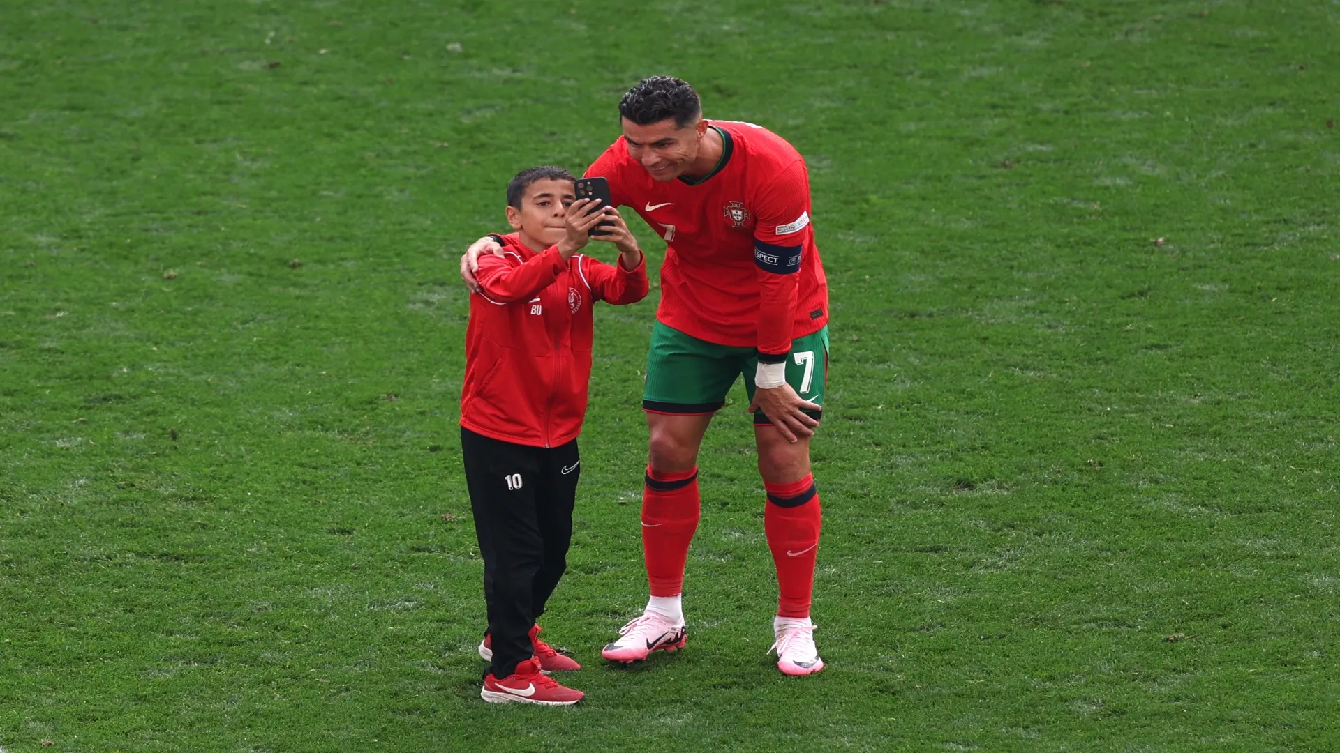 Cristiano Ronaldo tira uma selfie com fã mirim – Kevin C. Cox/Getty Images