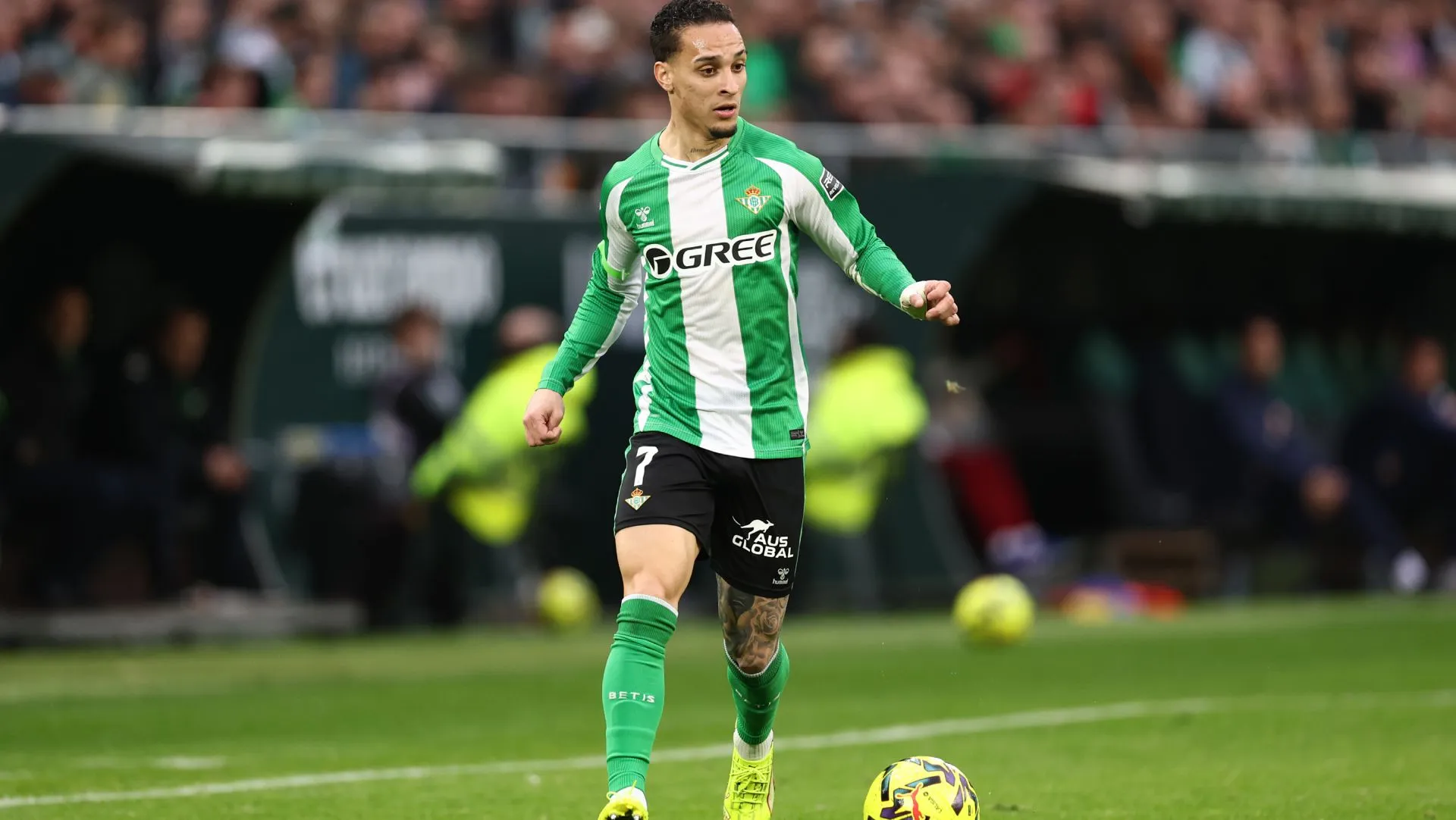 Antony corre durante partida da LaLiga. Foto: Fran Santiago/Getty Images