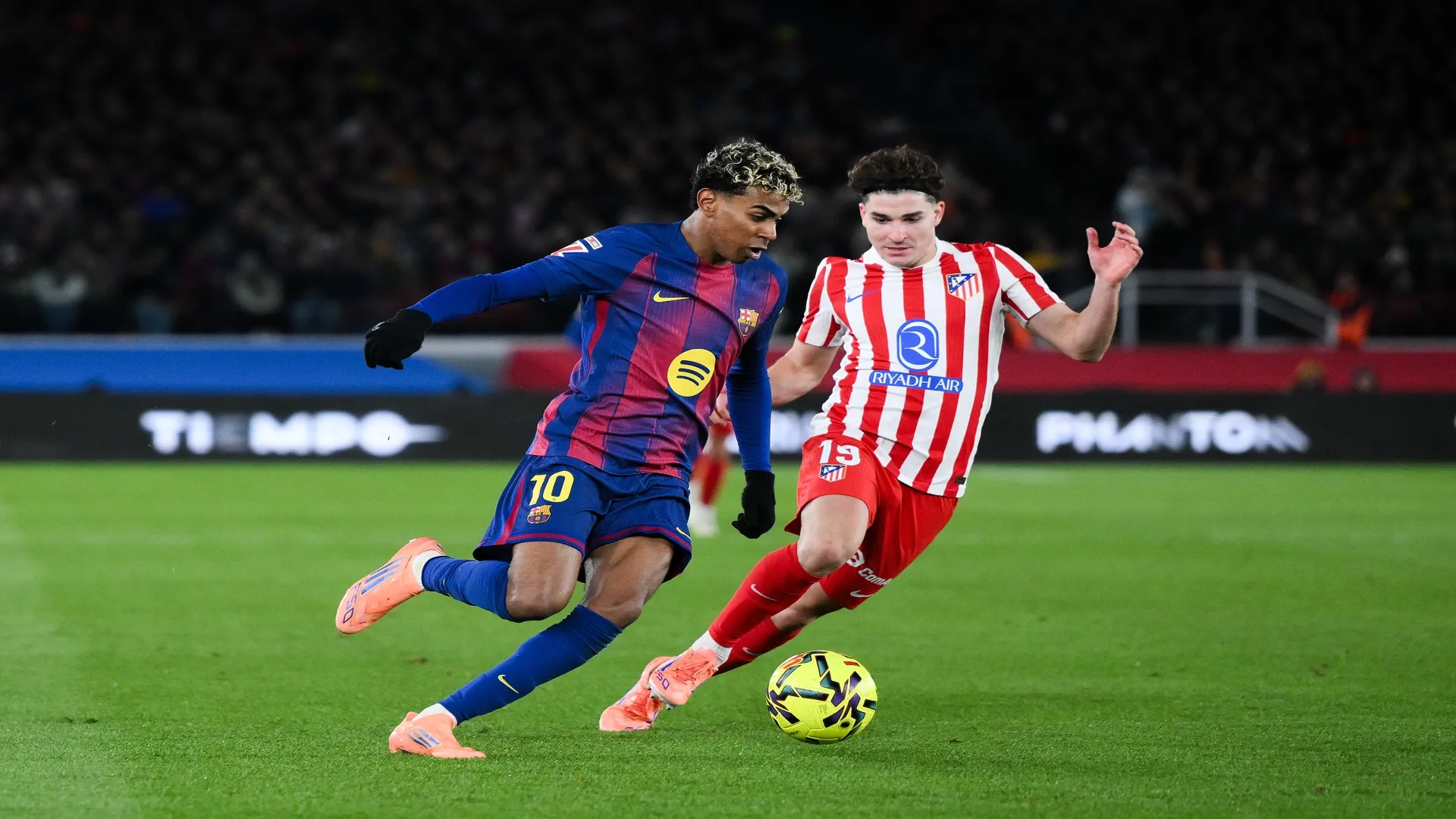 Lamine Yamal e Julián Álvarez em partida de La Liga em 2025 – David Ramos/Getty Images