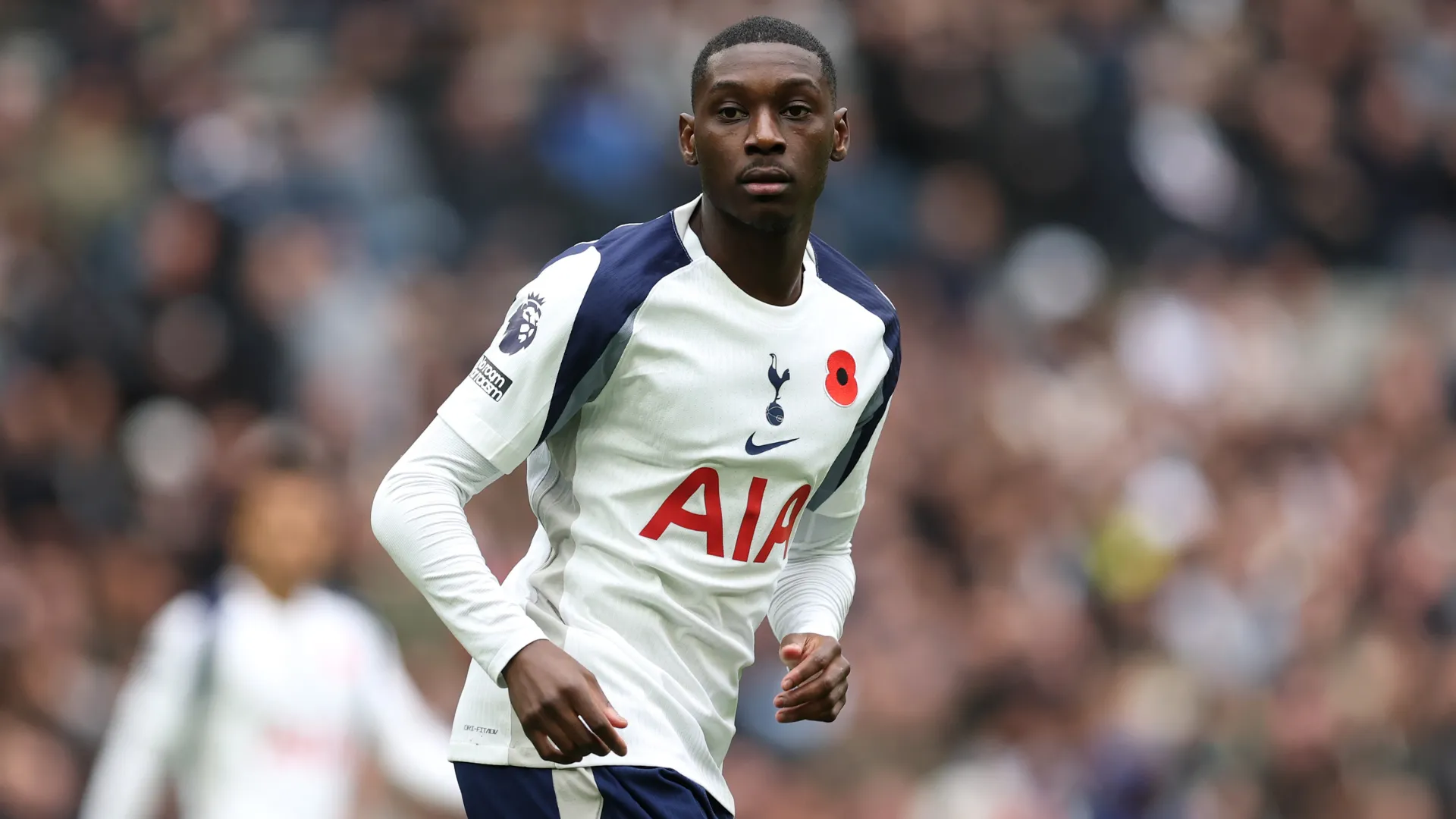 Randal Kolo Muani corre durante partida da Tottenham
