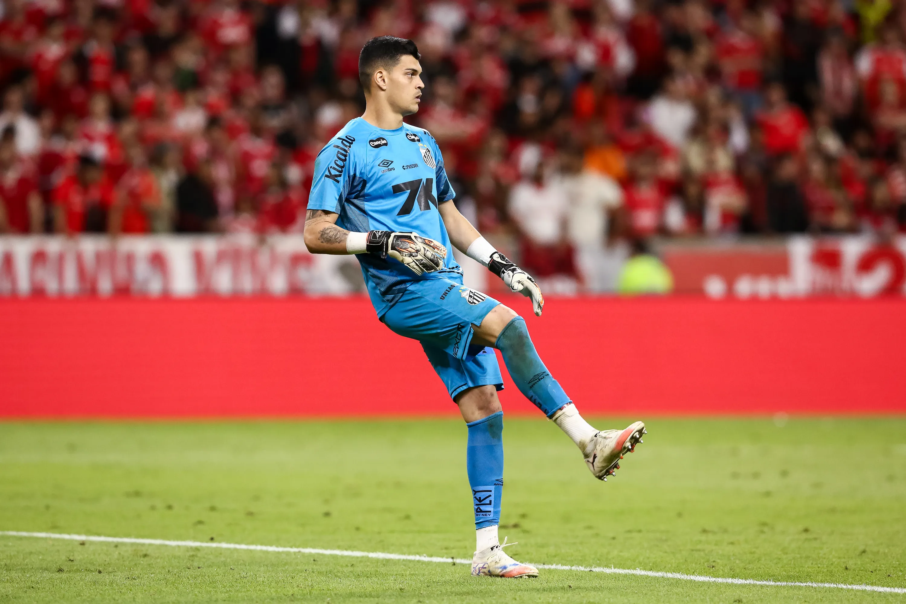 Brazão se destaca pelo Peixe e chama atenção dos clubes europeus. Foto: Pedro H. Tesch/Getty Images