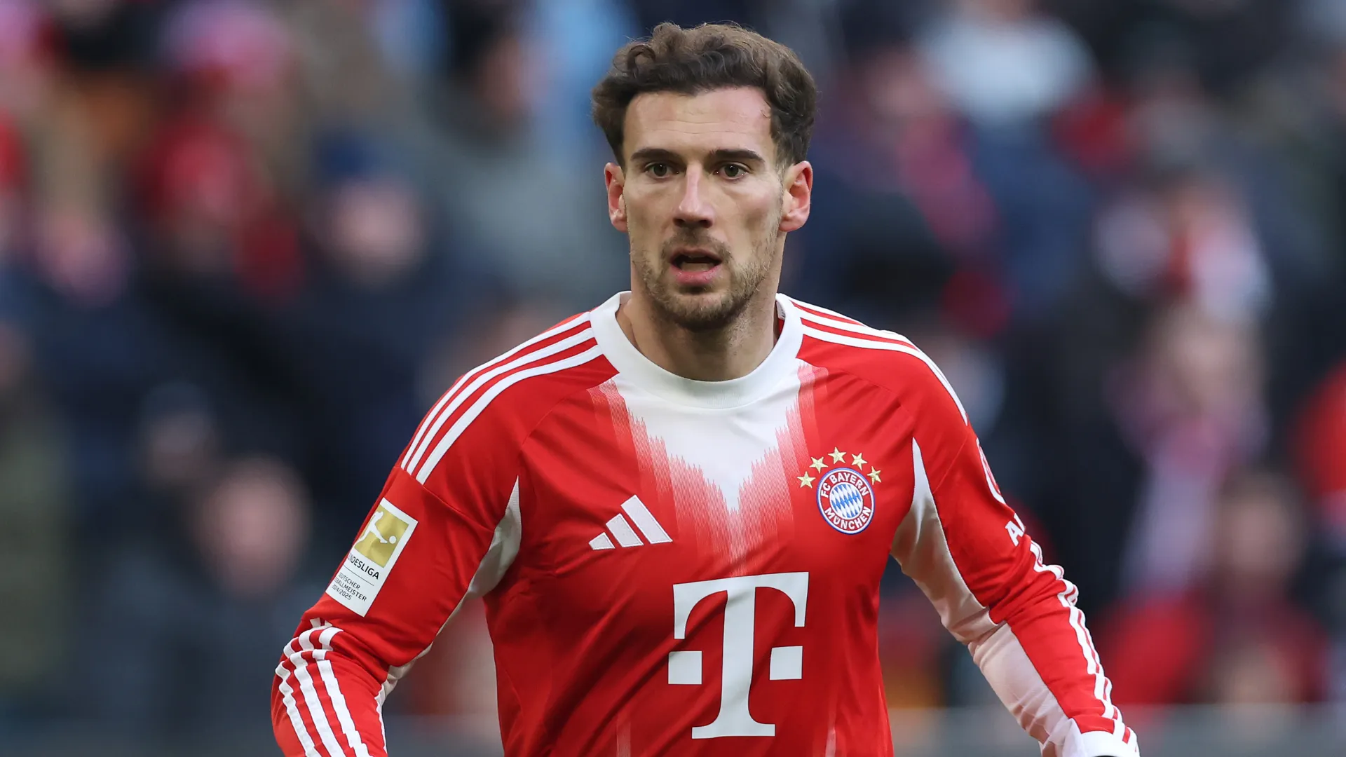 Leon Goretzka corre durante partida do Bayern de Munique