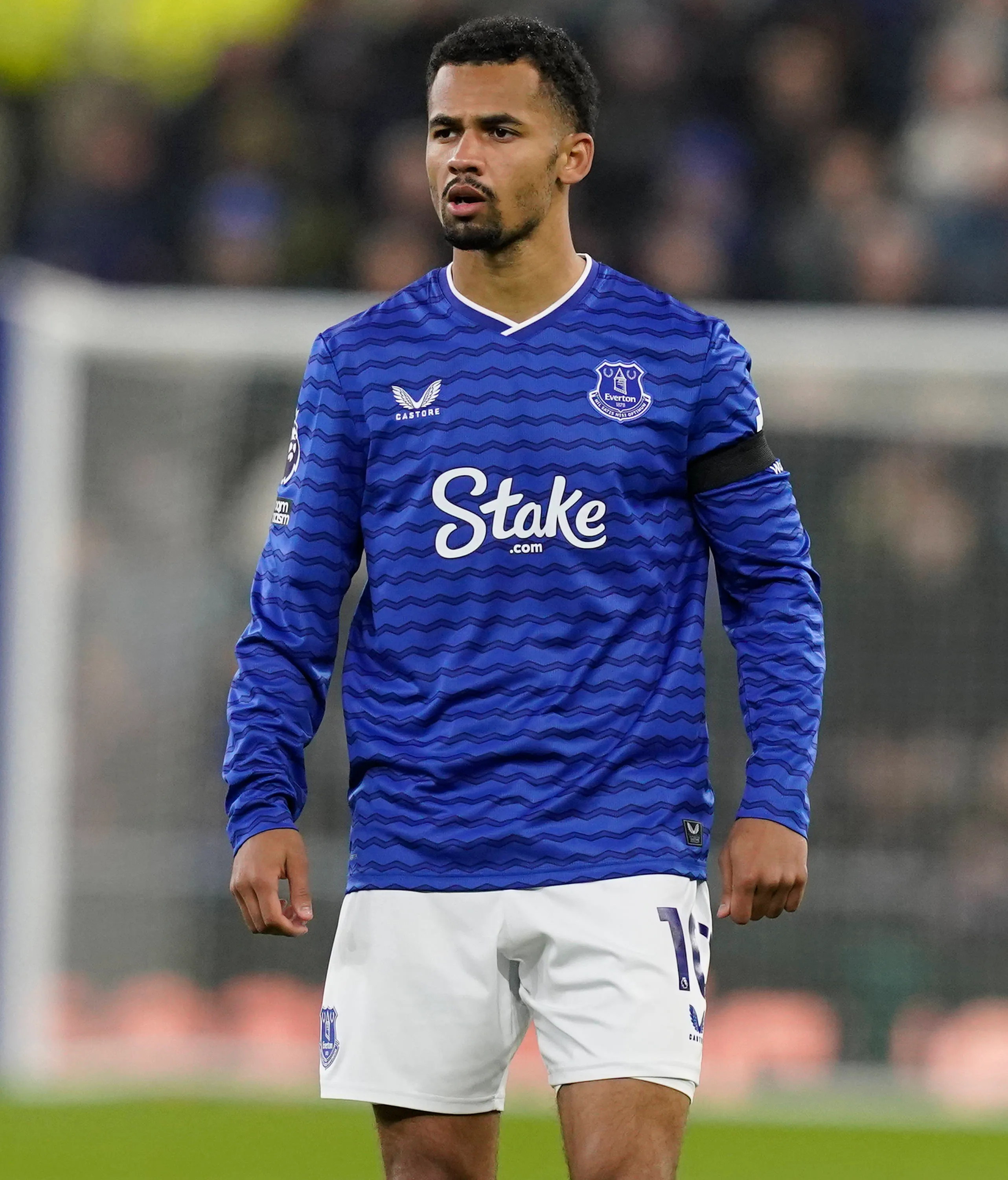 Ndiaye, em campo, com a camisa azul e alvo do Manchester United