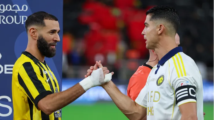 Benzema e Cristiando Ronaldo seguem em times opostos (Photo by Yasser Bakhsh/Getty Images)