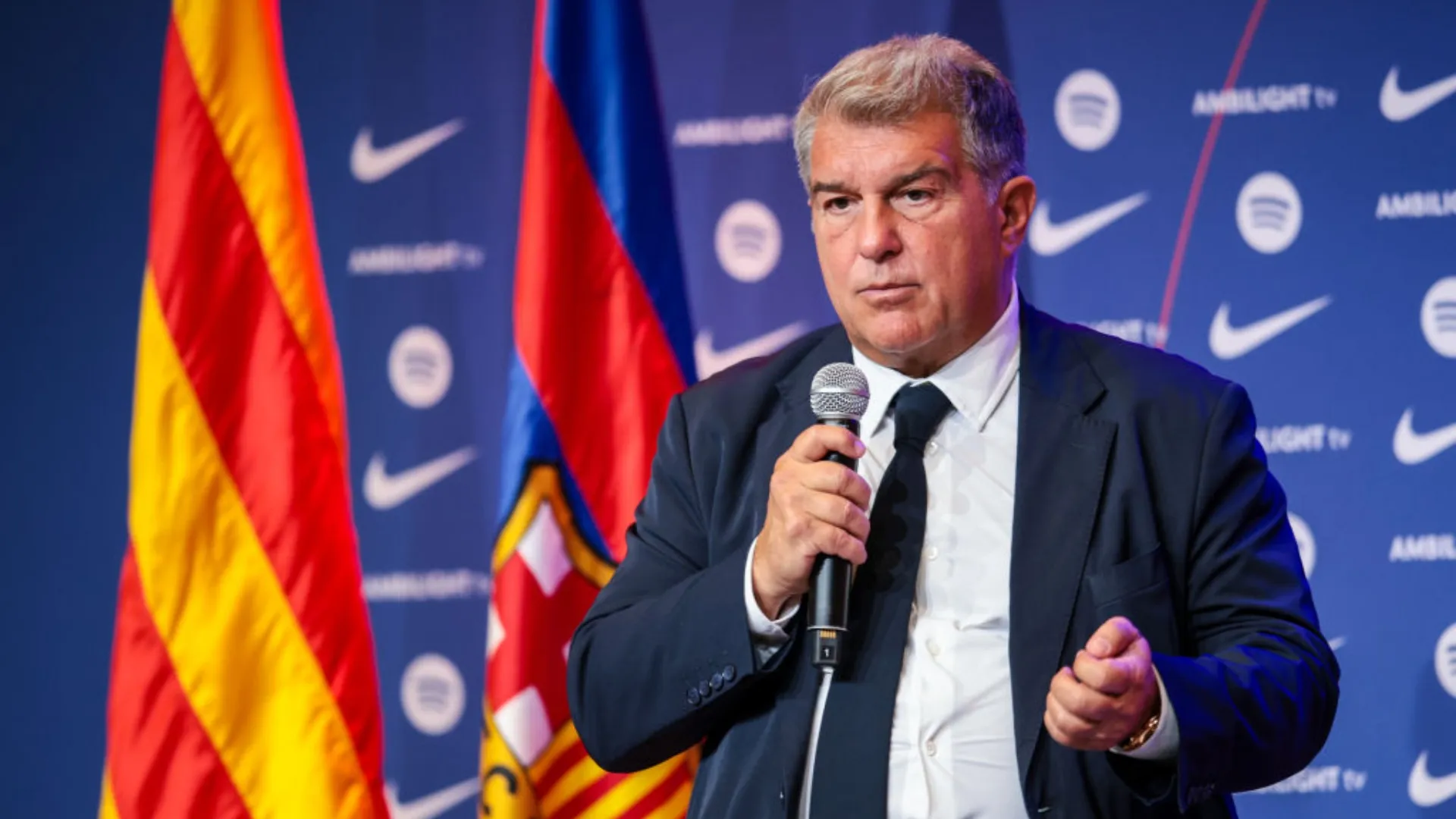 Presidente do Barcelona, Laporta faz um discurso com o microfone em mãos