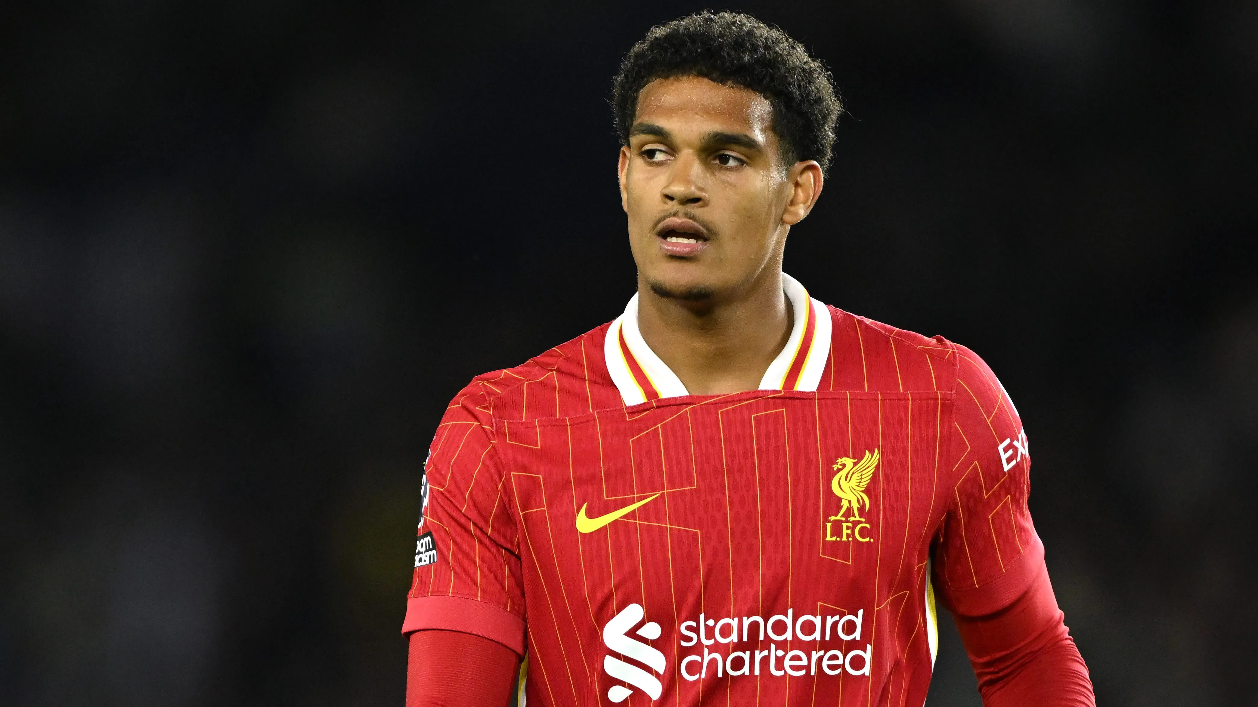Jarell Quansah com a camisa do Liverpool. Foto: Mike Hewitt/Getty Images