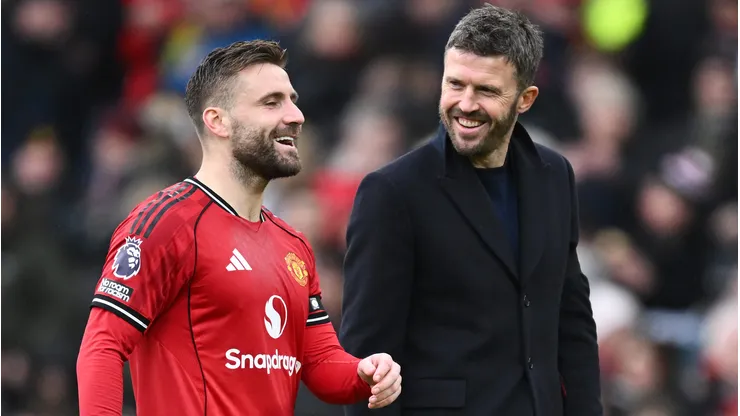 Luke Shaw e Michael Carrick juntos no Manchester United. Foto: Gareth Copley/Getty Images