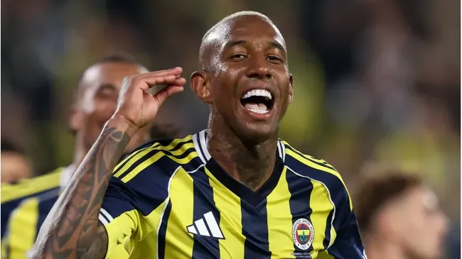 Talisca comemora gol pelo Fenerbahçe (Foto: Ahmad Mora/Getty Images)