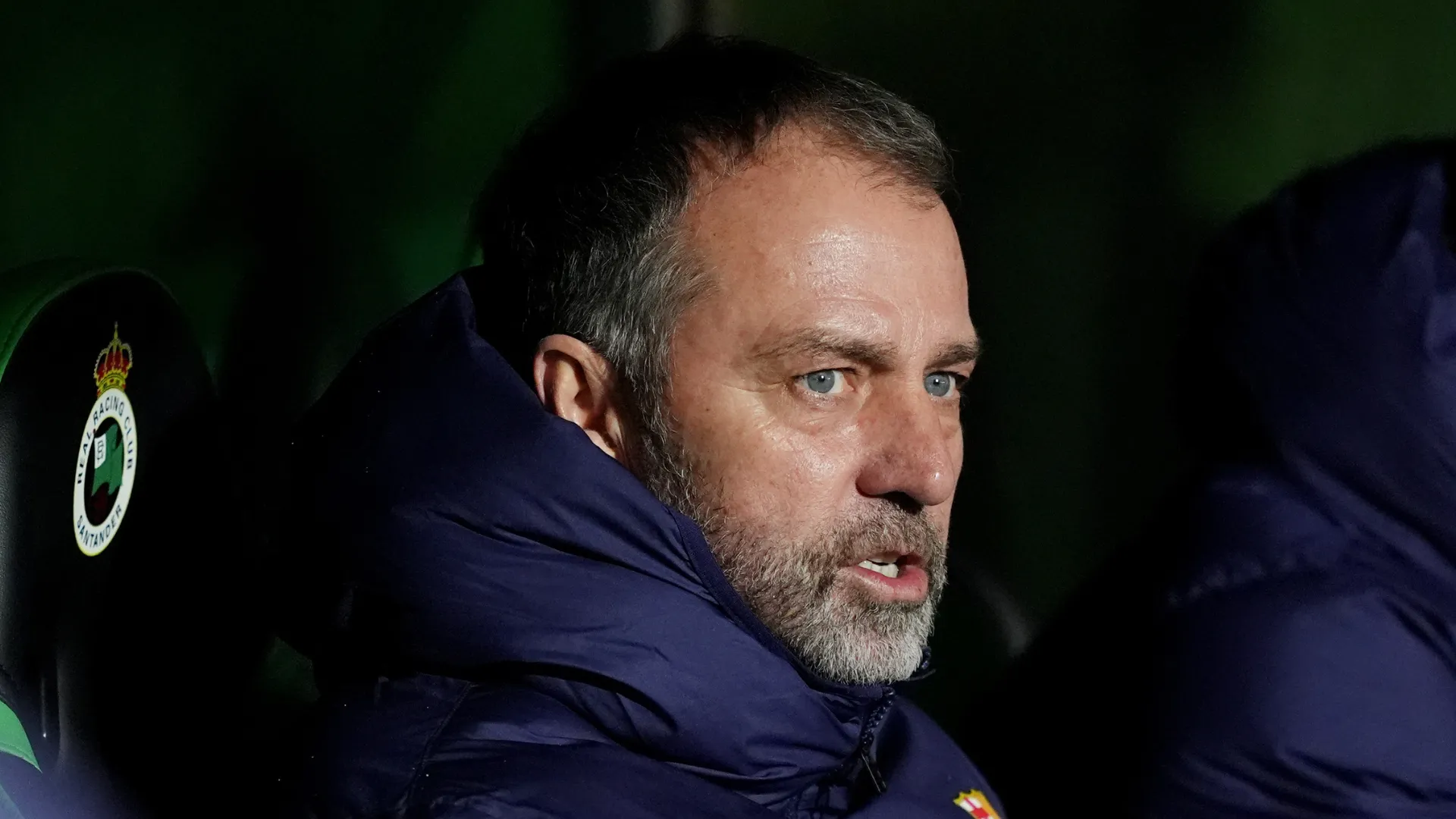 Hansi Flick sentado no banco de reservas do Barcelona