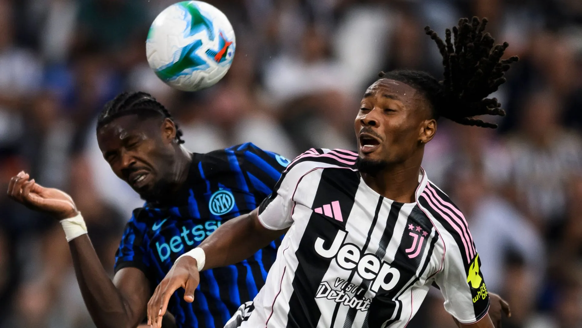 Marcus Thuram compete de cabeça com Khephren Thuram durante partida Serie A. Foto: IMAGO/&nbsp;Nicolo Campo