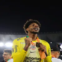 Milan faz proposta por Hugo Souza que explica decisão de seguir no Corinthians