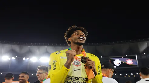Hugo Souza comemora a conquista da Copa do Brasil 2025 pelo Corinthians – Buda Mendes/Getty Images
