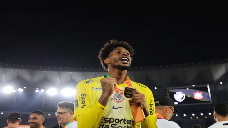 Hugo Souza comemora a conquista da Copa do Brasil 2025 pelo Corinthians - Buda Mendes/Getty Images