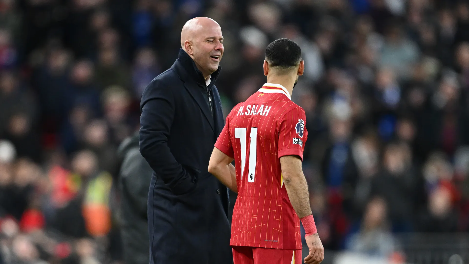 Mohamed Salah ao lado do técnico Arne Slot