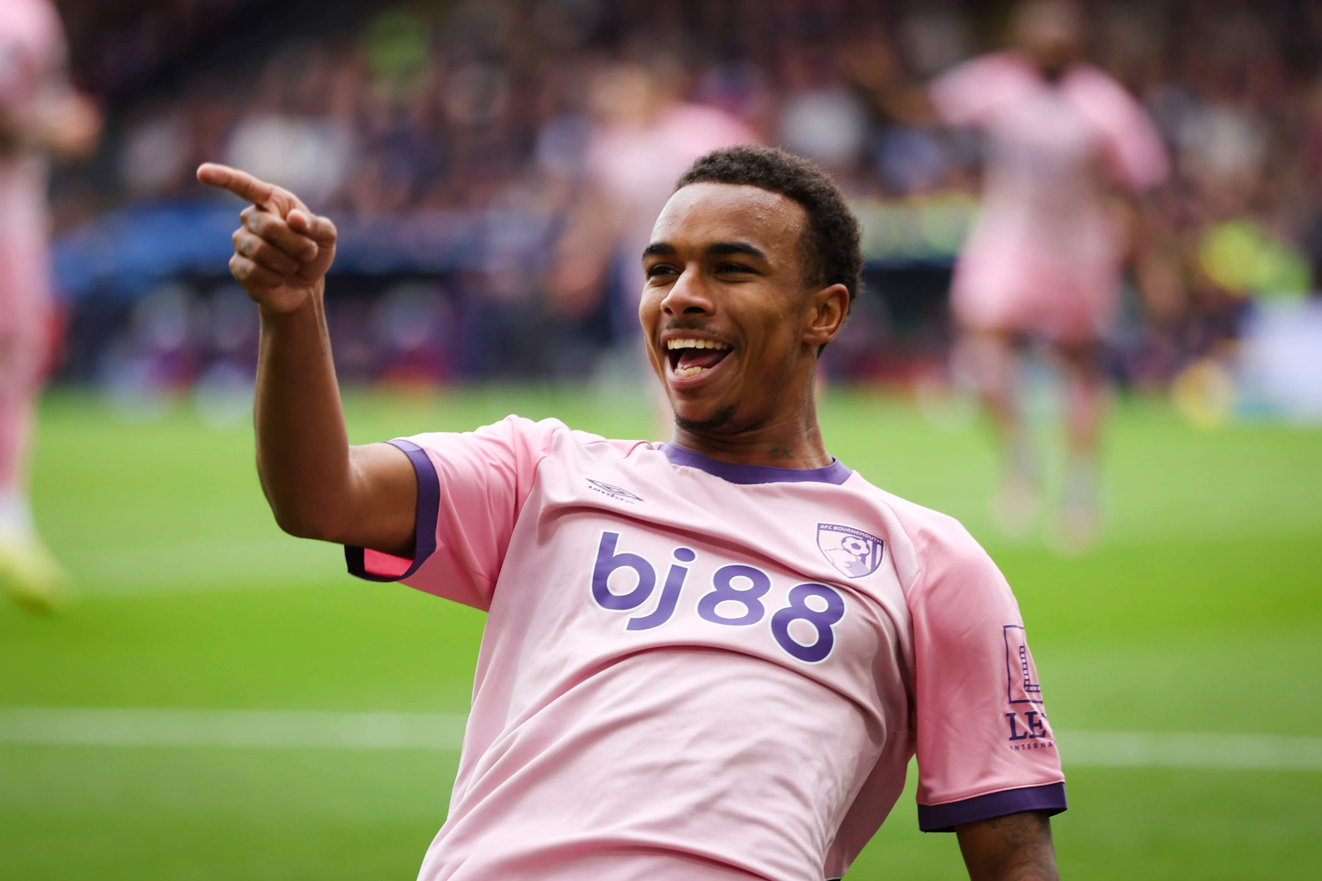 Atacante Eli Kroupi, do AFC Bournemouth, se tornou um alvo do Liverpool.  IMAGO /&nbsp;NurPhoto