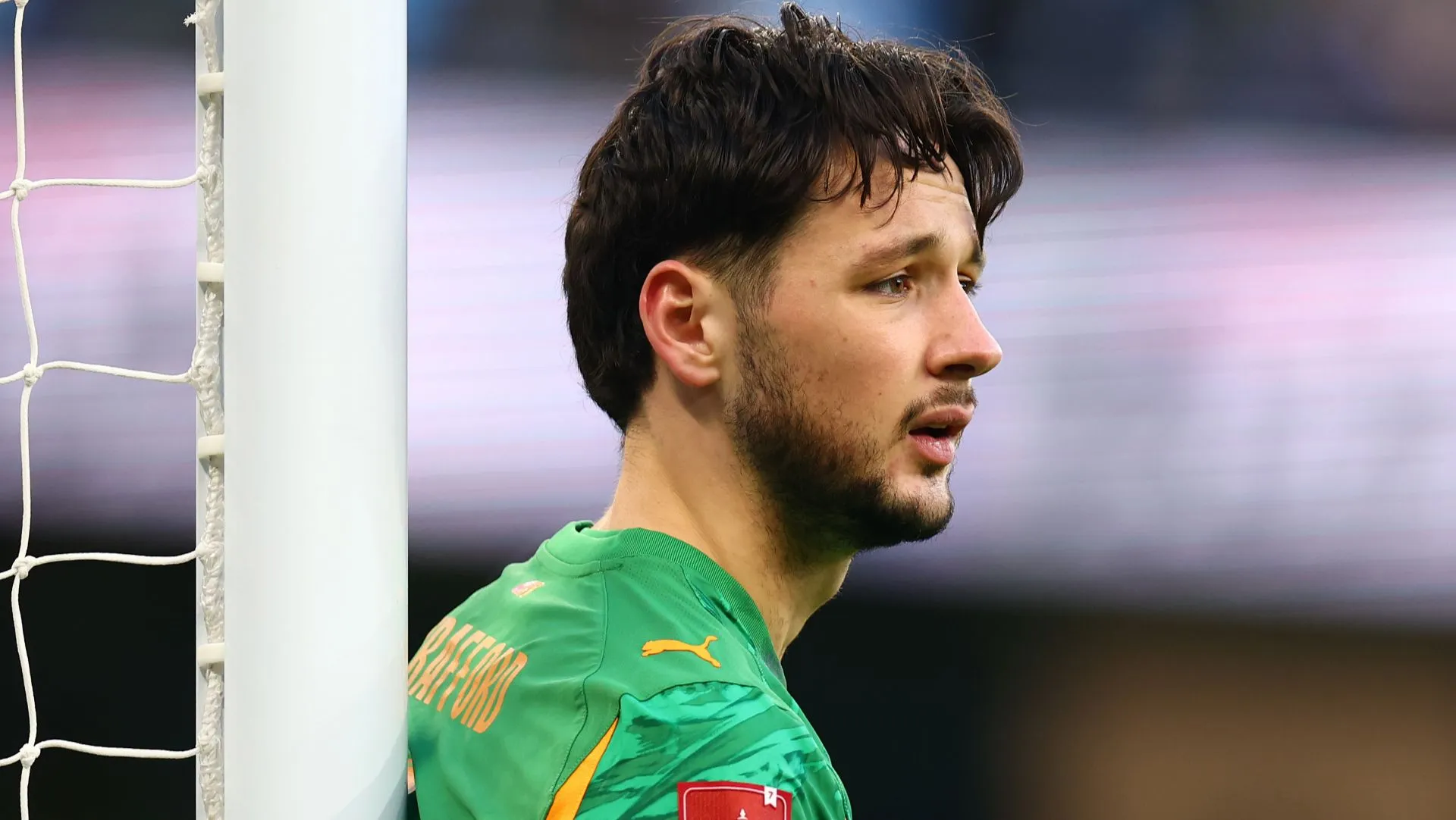James Trafford, do Manchester City, assiste durante a partida da Emirates FA Cup.
