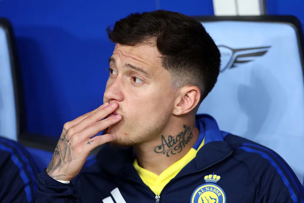 Otavio, do Al Nassr, observa do banco de reservas antes da partida da Liga Profissional Saudita entre Al Hilal e Al Nassr, na Kingdom Arena, em 4 de abril de 2025, em Riad, Arábia Saudita. (Foto de Yasser Bakhsh/Getty Images)