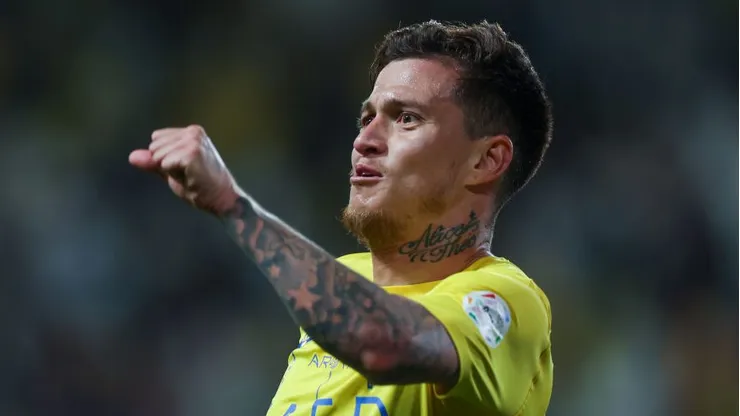 Otavio quando ainda defendia o Al Nassr. Ele pode ficar sem clube (Foto: Yasser Bakhsh/Getty Images)