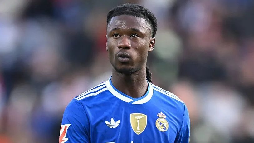 Camavinga, em campo,com a camisa azul