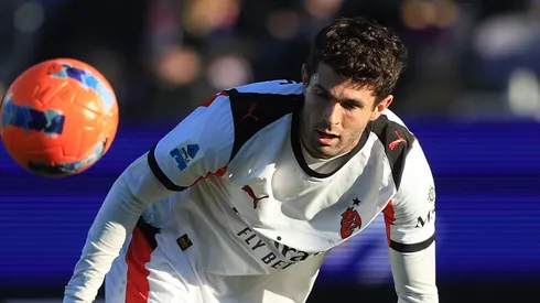 Pulisic disputa bola em campo. (Photo by Gabriele Maltinti/Getty Images)
