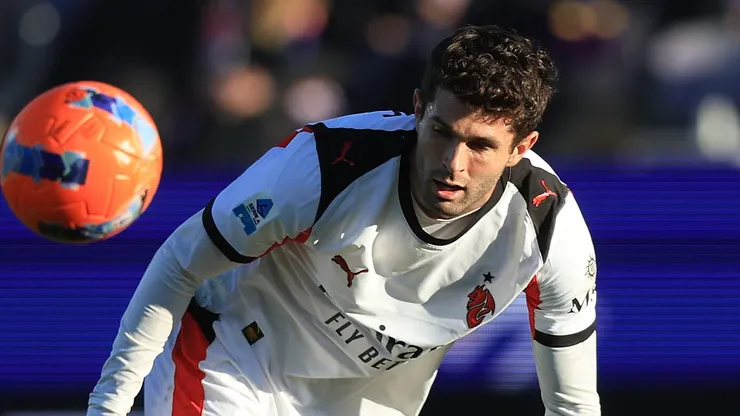Pulisic disputa bola em campo. (Photo by Gabriele Maltinti/Getty Images)