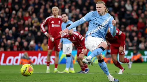 Haaland marcou de pênalti na vitória contra o Liverpool
