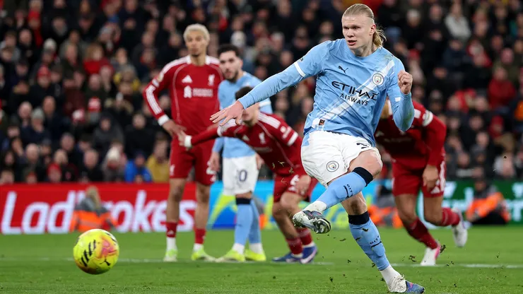 Haaland marcou de pênalti na vitória contra o Liverpool