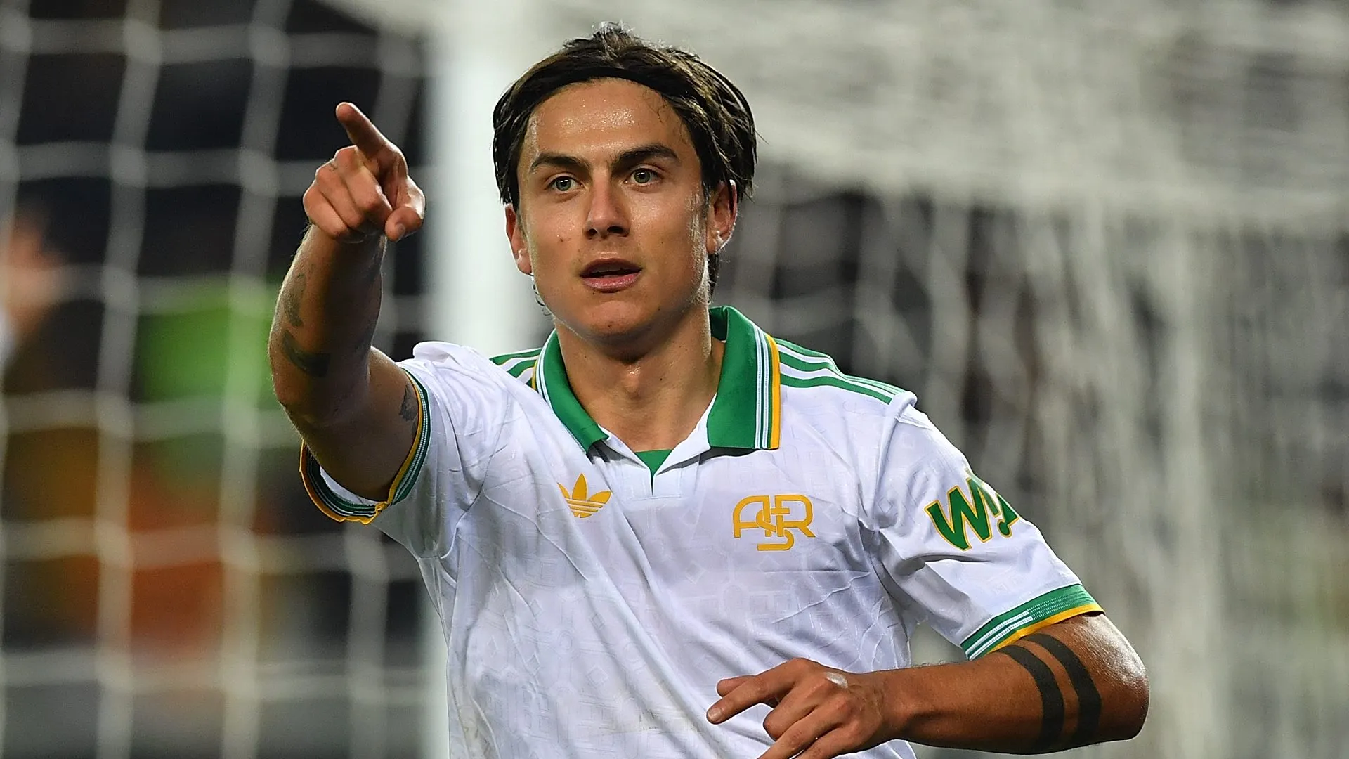 Dybala comemorando gol pela Roma.