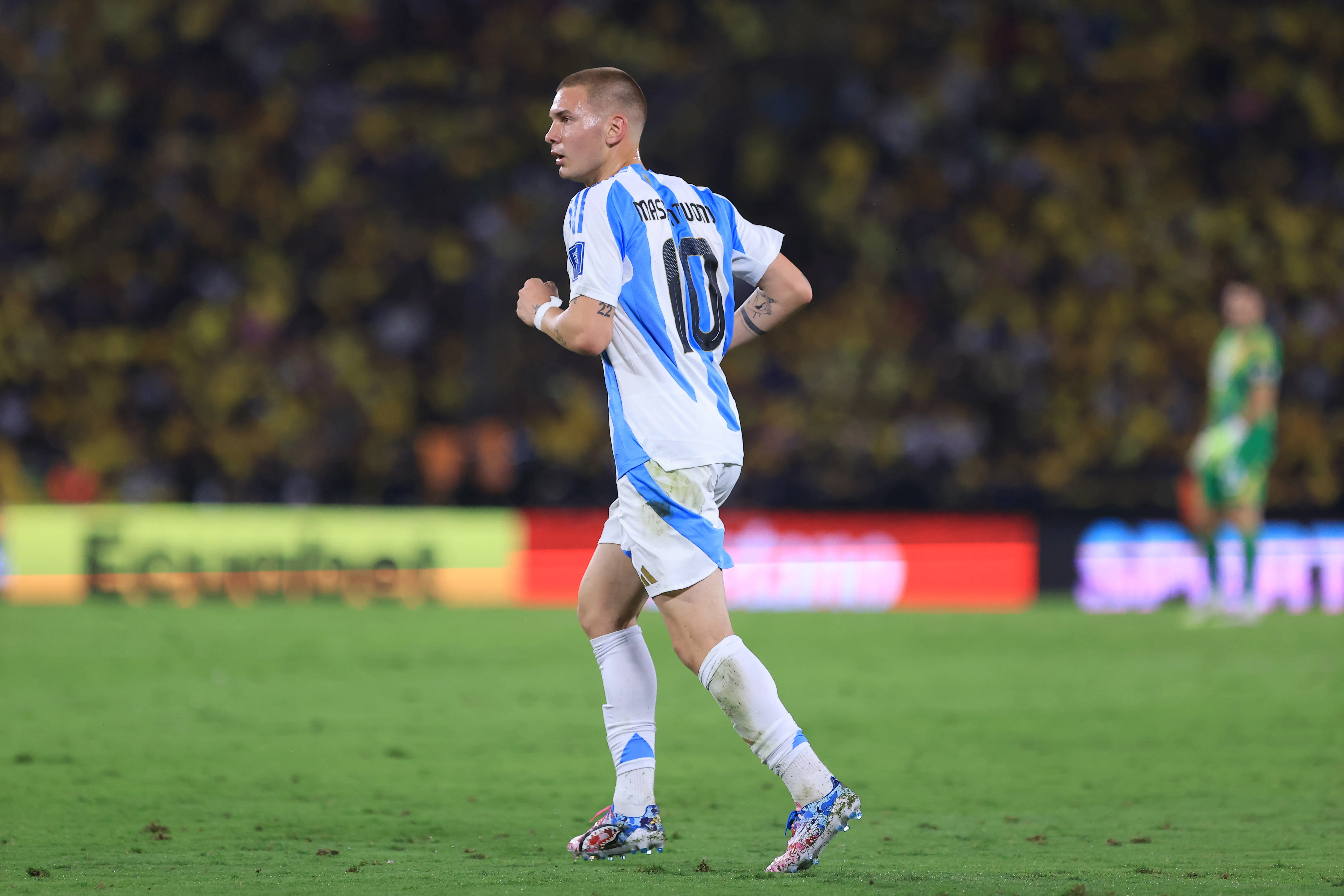 Mastantuono é um dos novos talentos da Argentina e herdou a 10 de Messi no ano passado durante jogo contra o Equador. (Foto: Franklin Jacome/Getty Images)