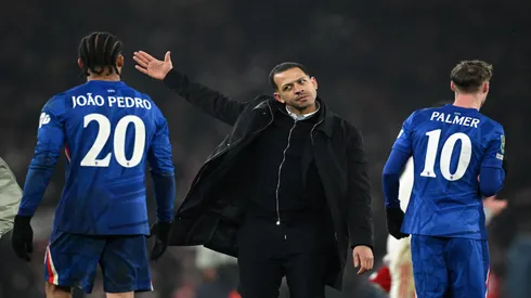 Liam Rosenior conversa com João Pedro após o jogo de volta da semifinal da Copa da Liga Inglesa – Clive Mason/Getty Images
