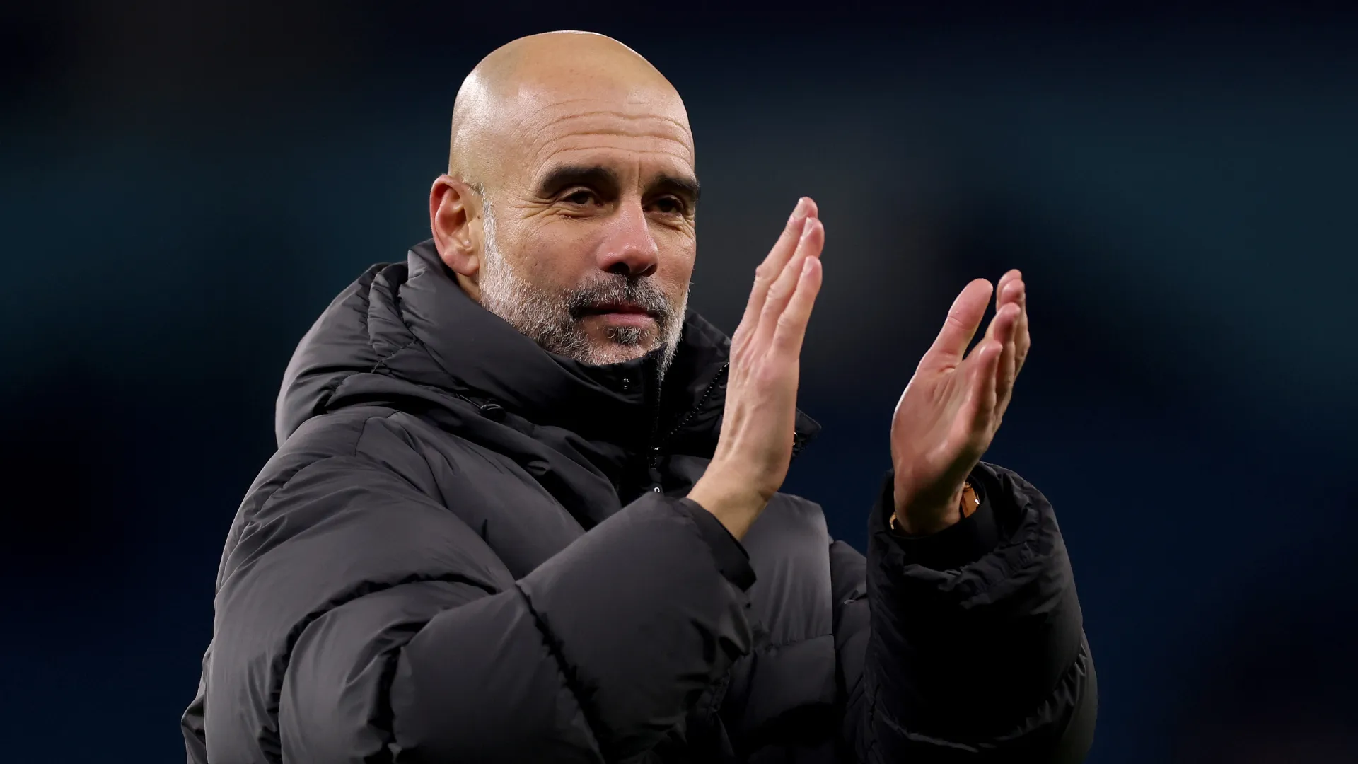 Pep Guardiola bate palmas após partida do Manchester City
