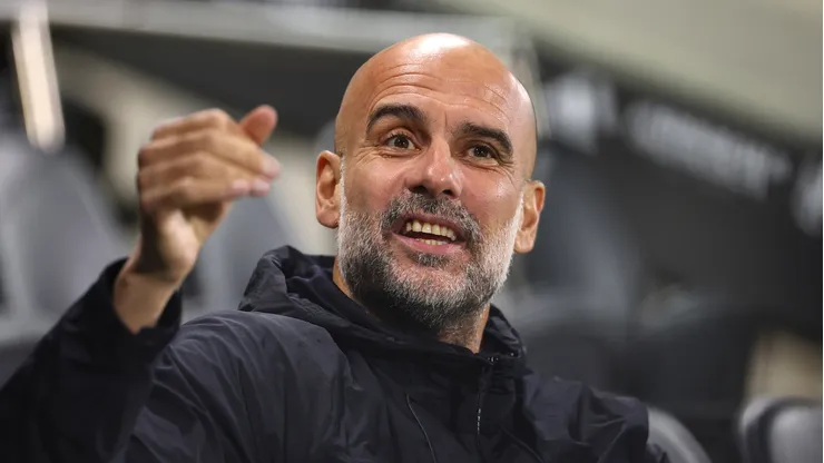 O técnico Pep Guardiola em jogo do Manchester City (Alex Pantling/Getty Images)
