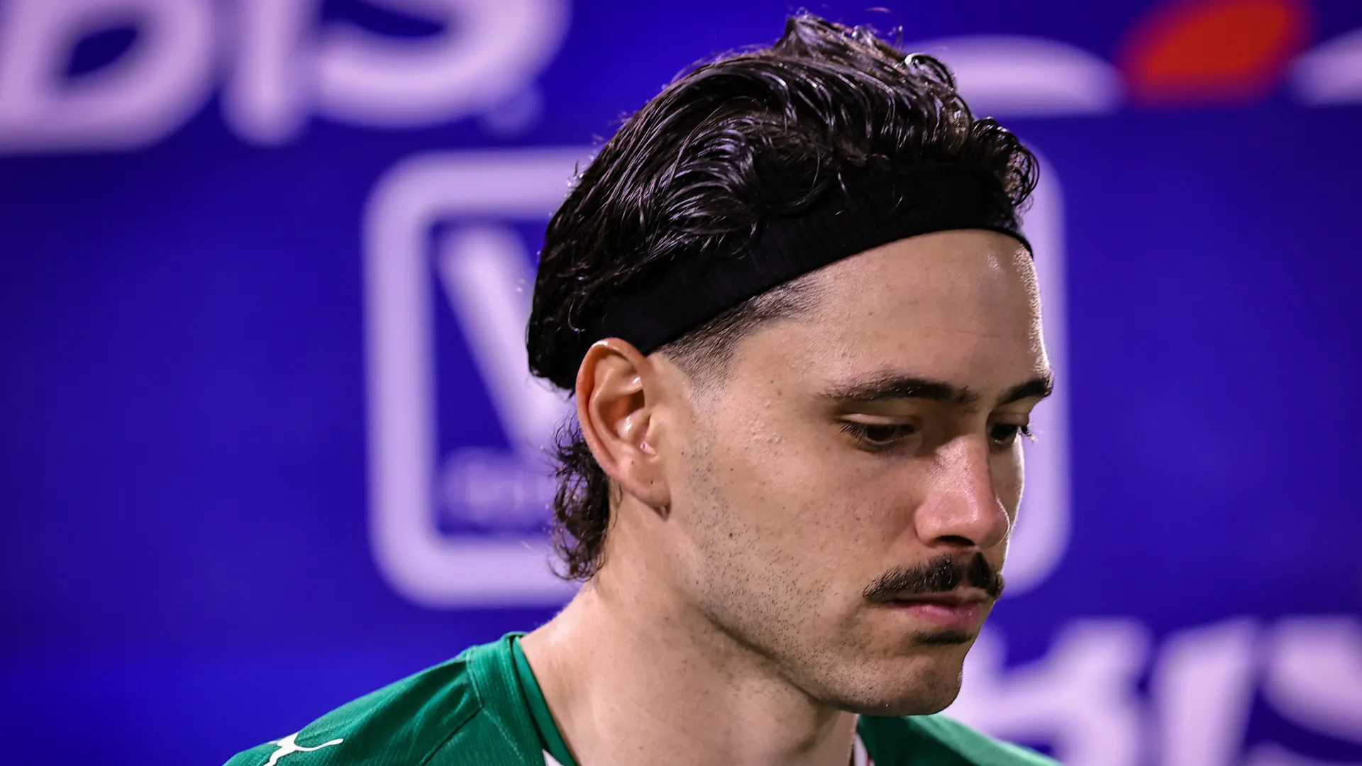 Maurico olhando para baixo antes de partida pelo Palmeiras