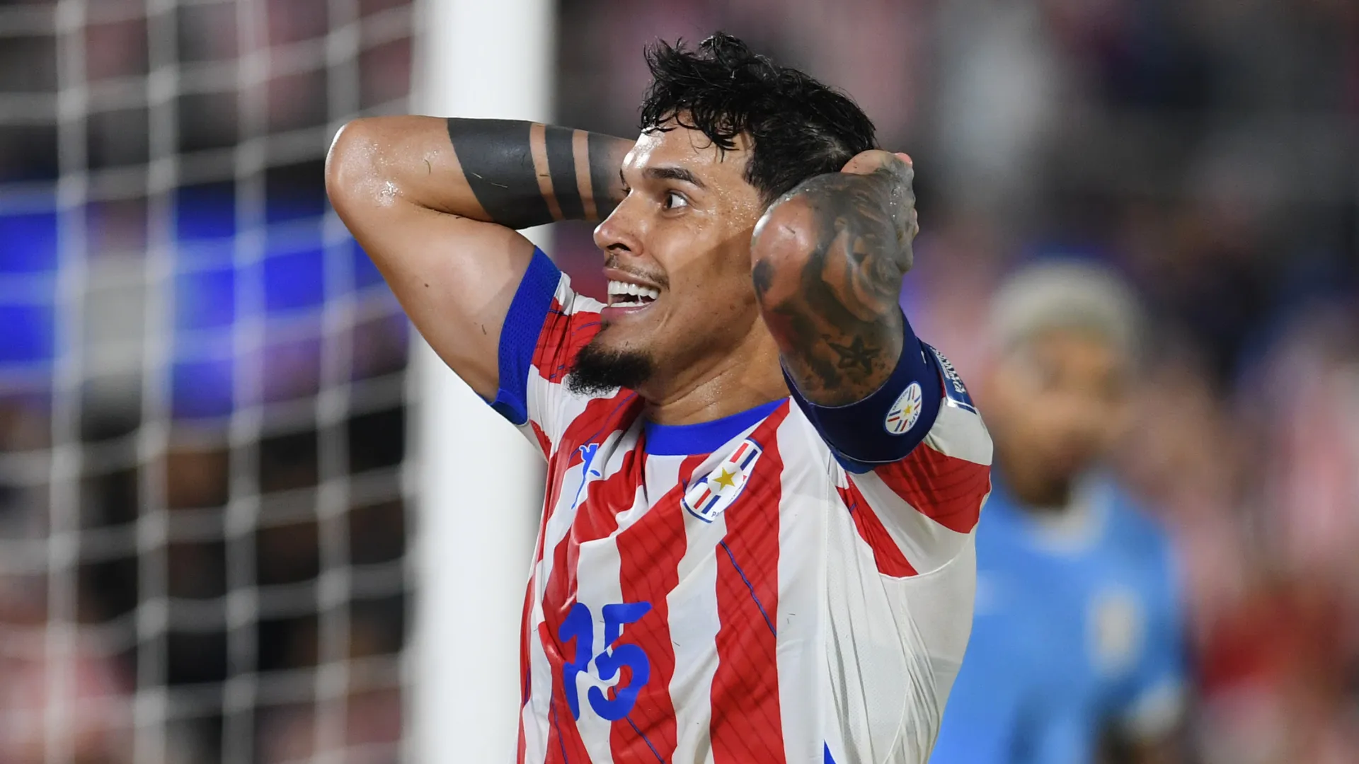 Gustavo Gómez coloca a mão na cabeça durante jogo do Paraguai